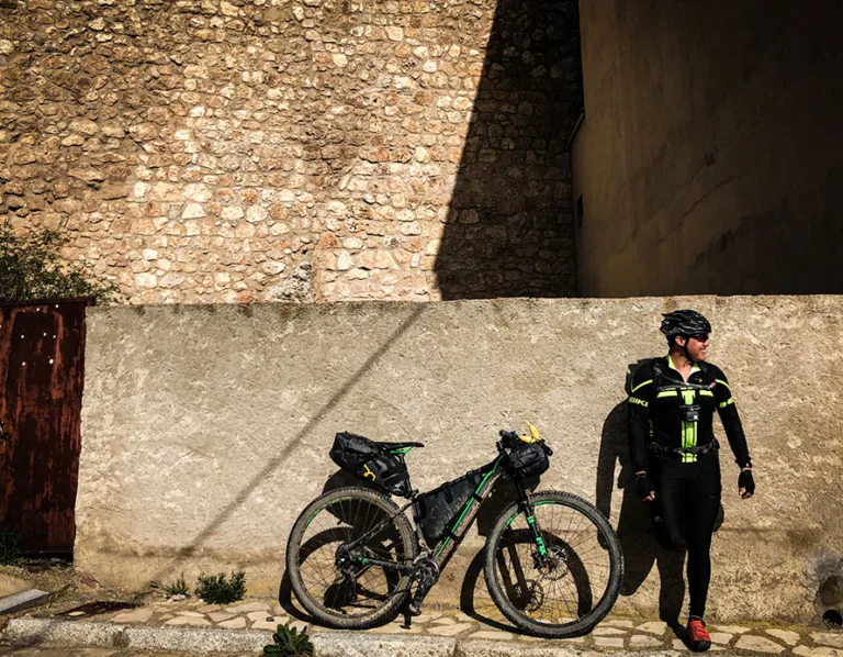 Ciclista recostado de la pared